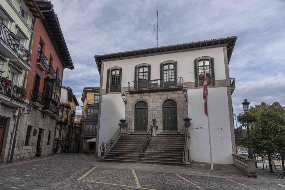 Vizcaya - Lequeitio 06 - Ayuntamiento.jpg